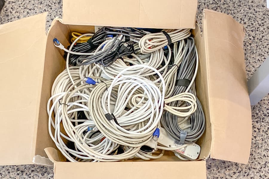 Karton mit Kabel